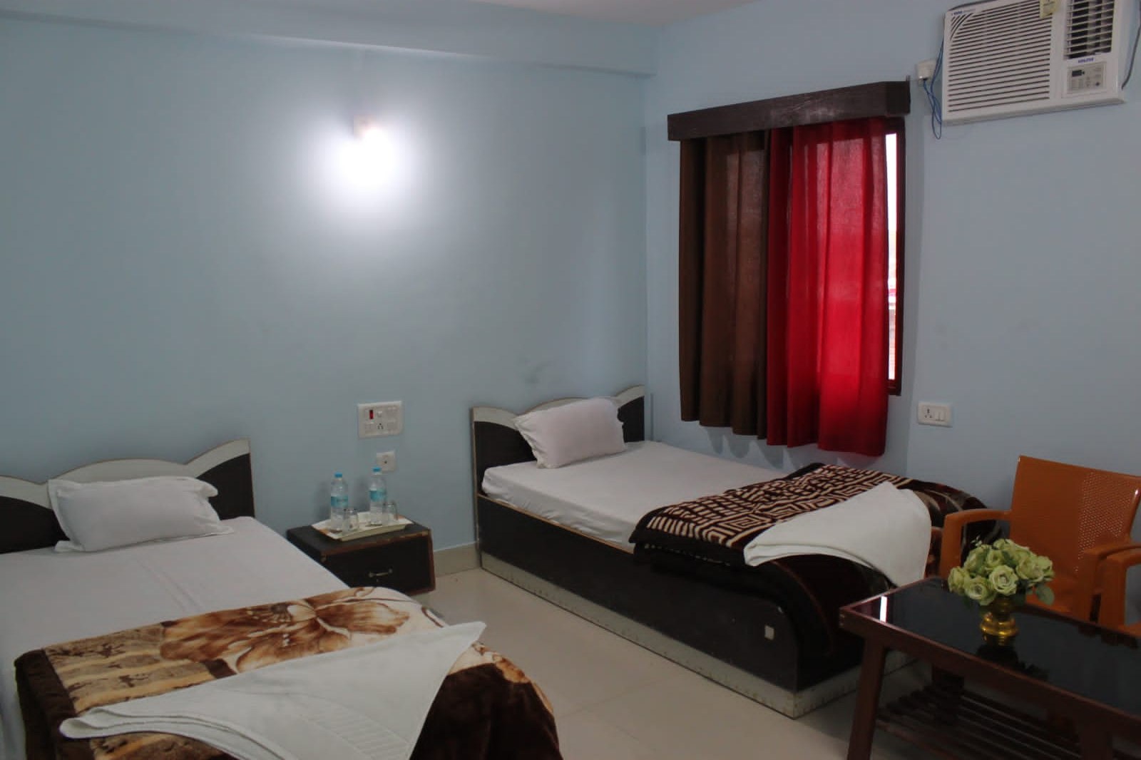 AC guest room with two beds and window air conditioner