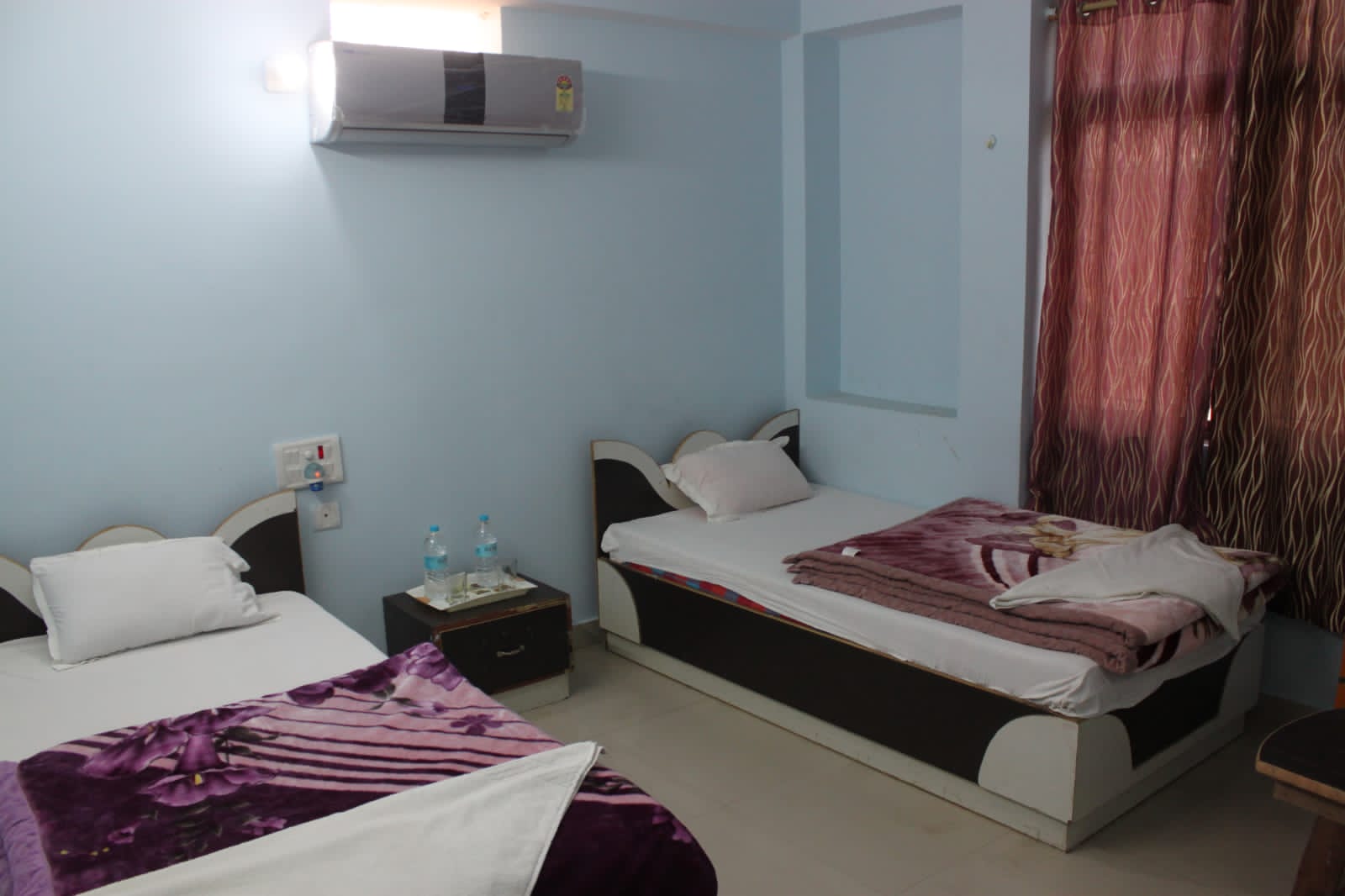 Real air-conditioned twin room at Happy International Guest House